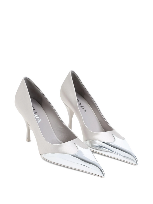 Pumps aus Satin und metallischem Silberleder