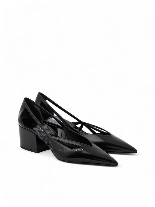 Schwarze Leder-Pumps mit Cut-Outs 55