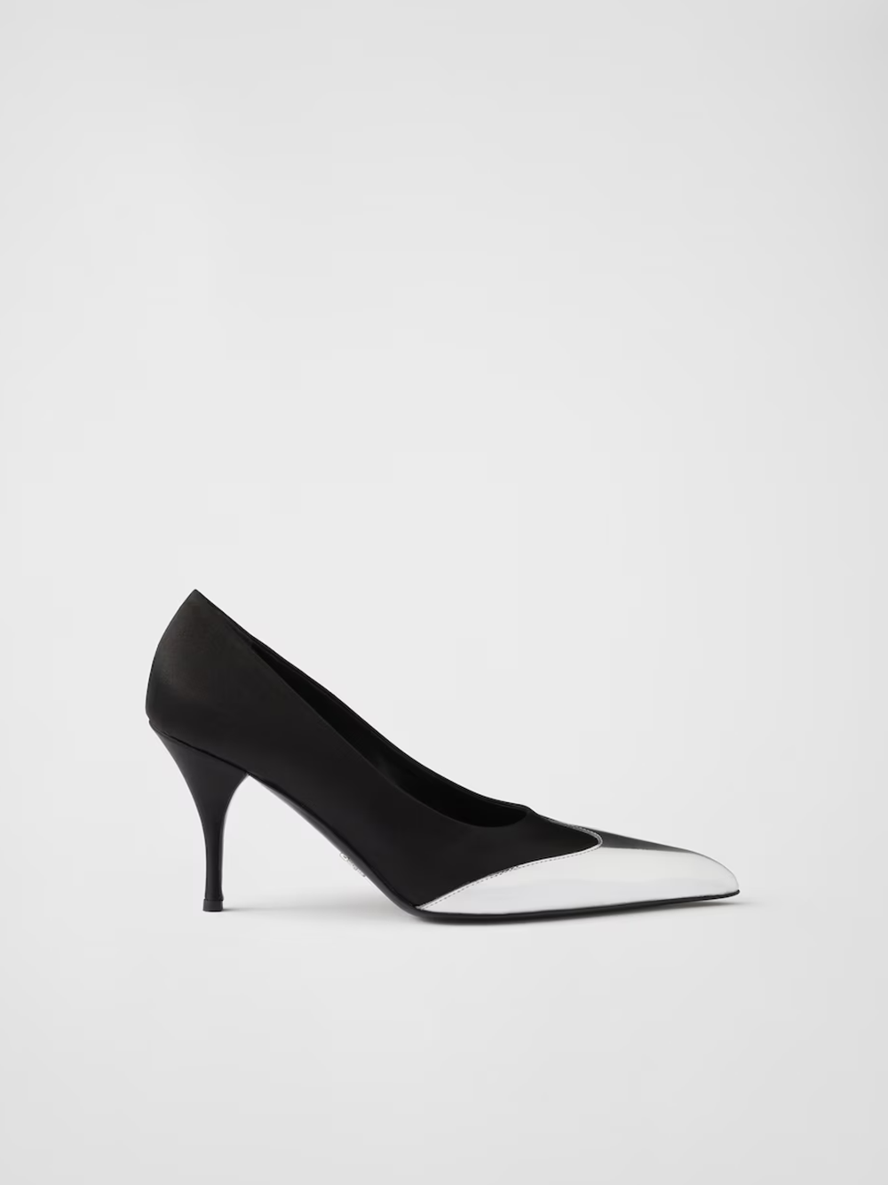 Pumps aus schwarzem Satin und metallischem silbernem Leder