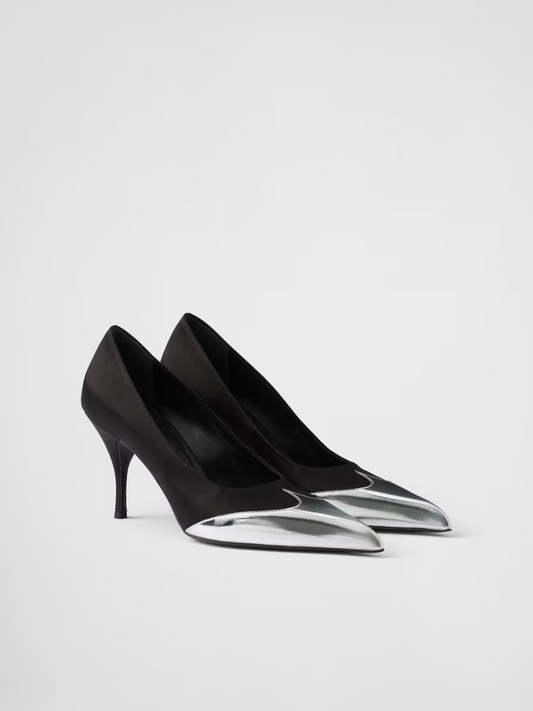 Pumps aus schwarzem Satin und metallischem silbernem Leder