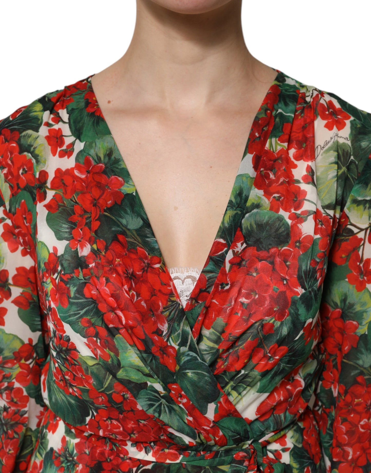 Mehrfarbiges Kleid mit Blumenmuster und langen Ärmeln und V-Ausschnitt