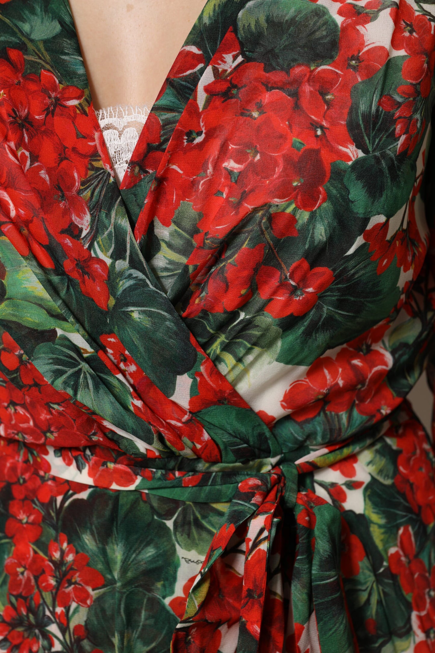 Mehrfarbiges Kleid mit Blumenmuster und langen Ärmeln und V-Ausschnitt
