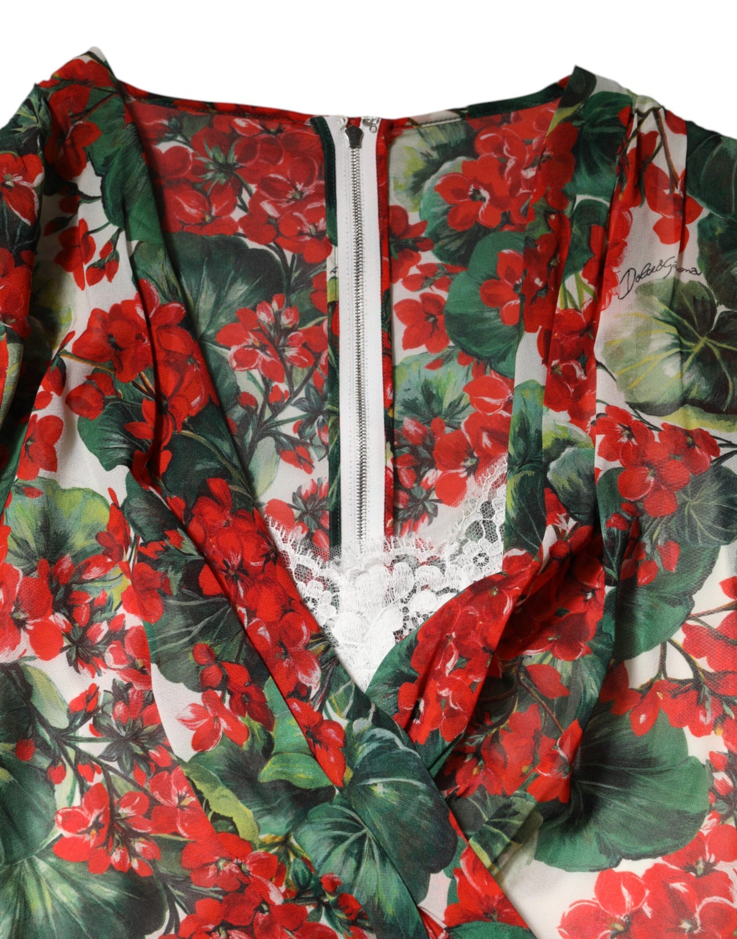 Mehrfarbiges Kleid mit Blumenmuster und langen Ärmeln und V-Ausschnitt