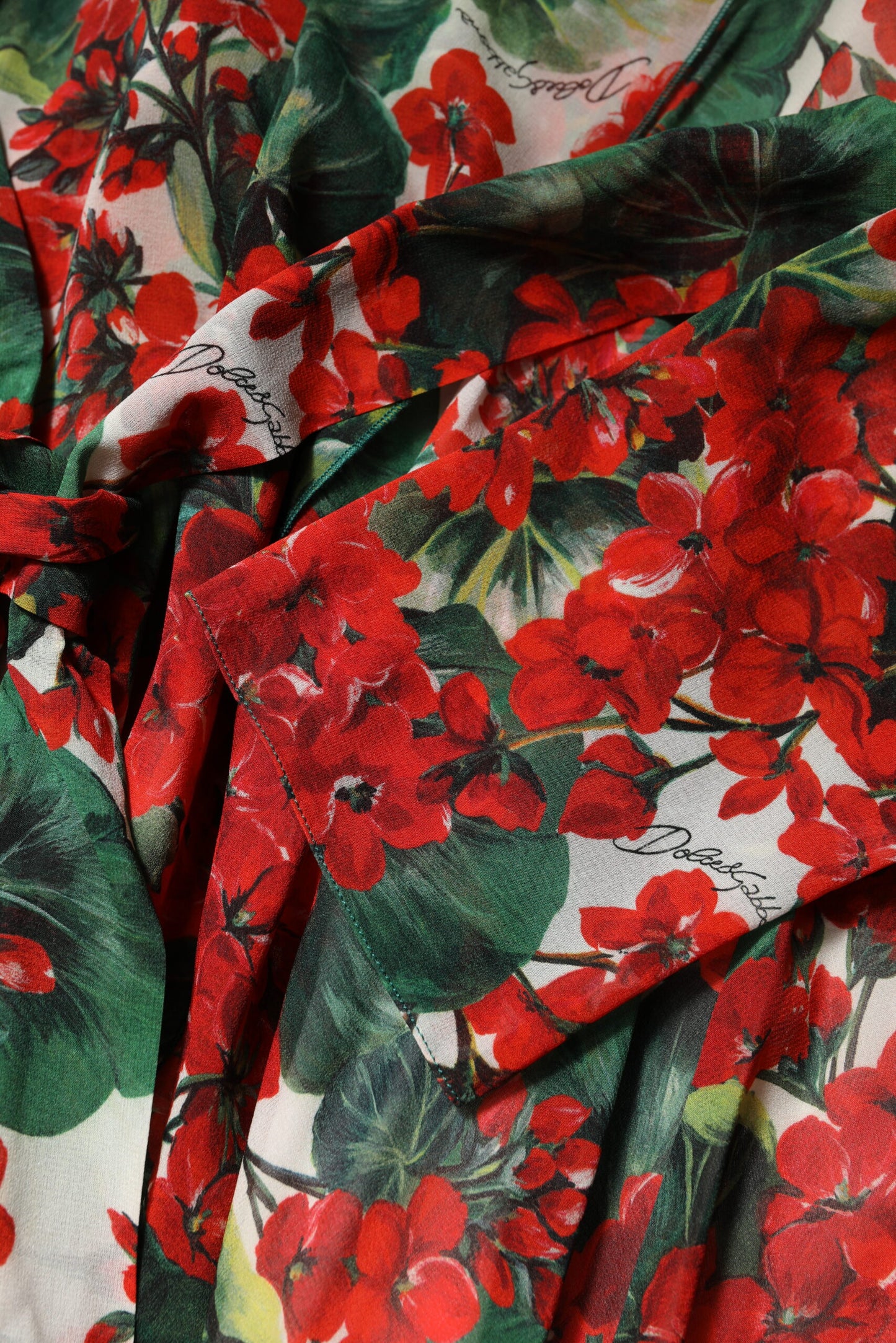 Mehrfarbiges Kleid mit Blumenmuster und langen Ärmeln und V-Ausschnitt