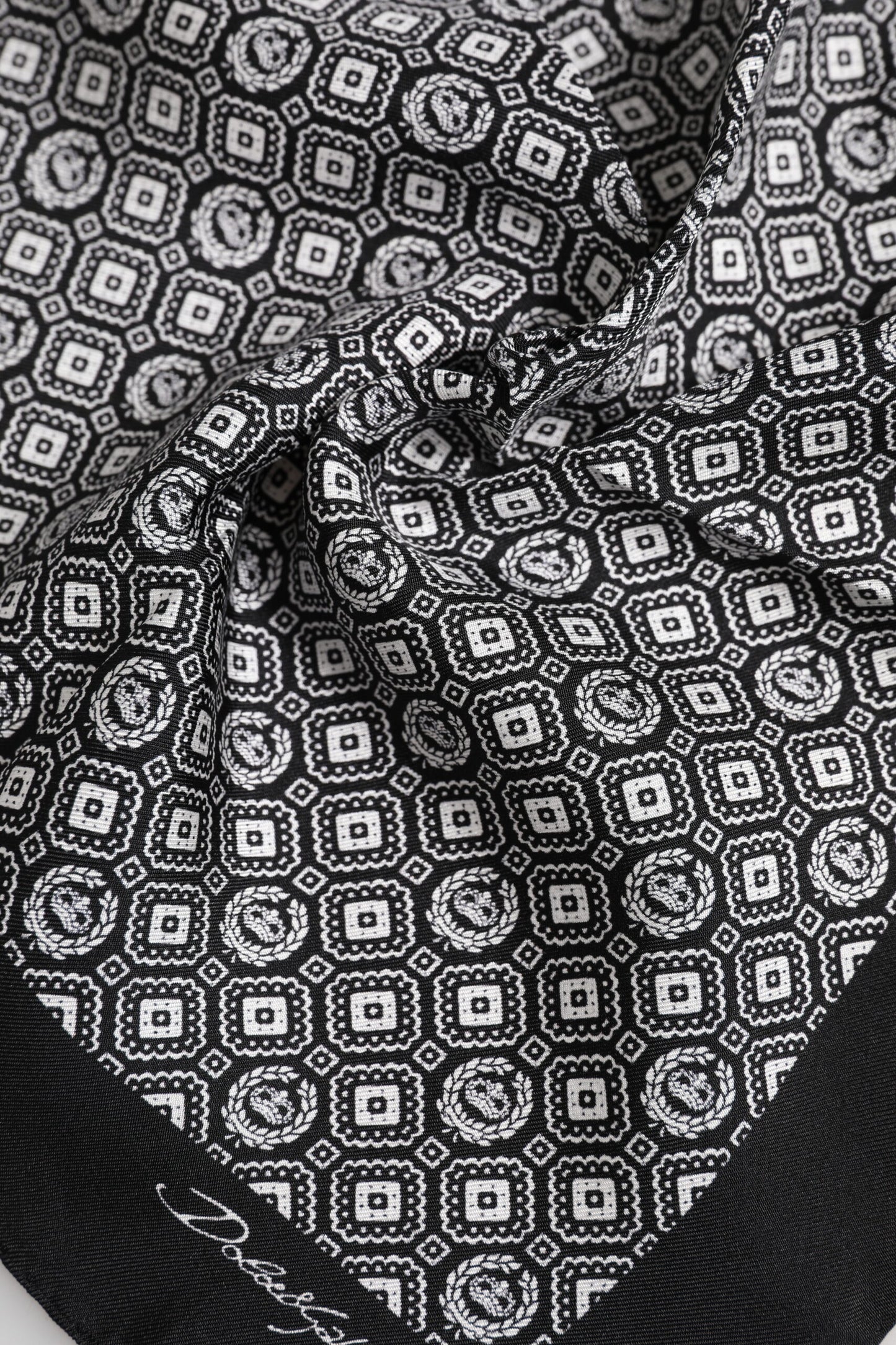 Schwarz-weiß gemusterter quadratischer Foulard-Schal