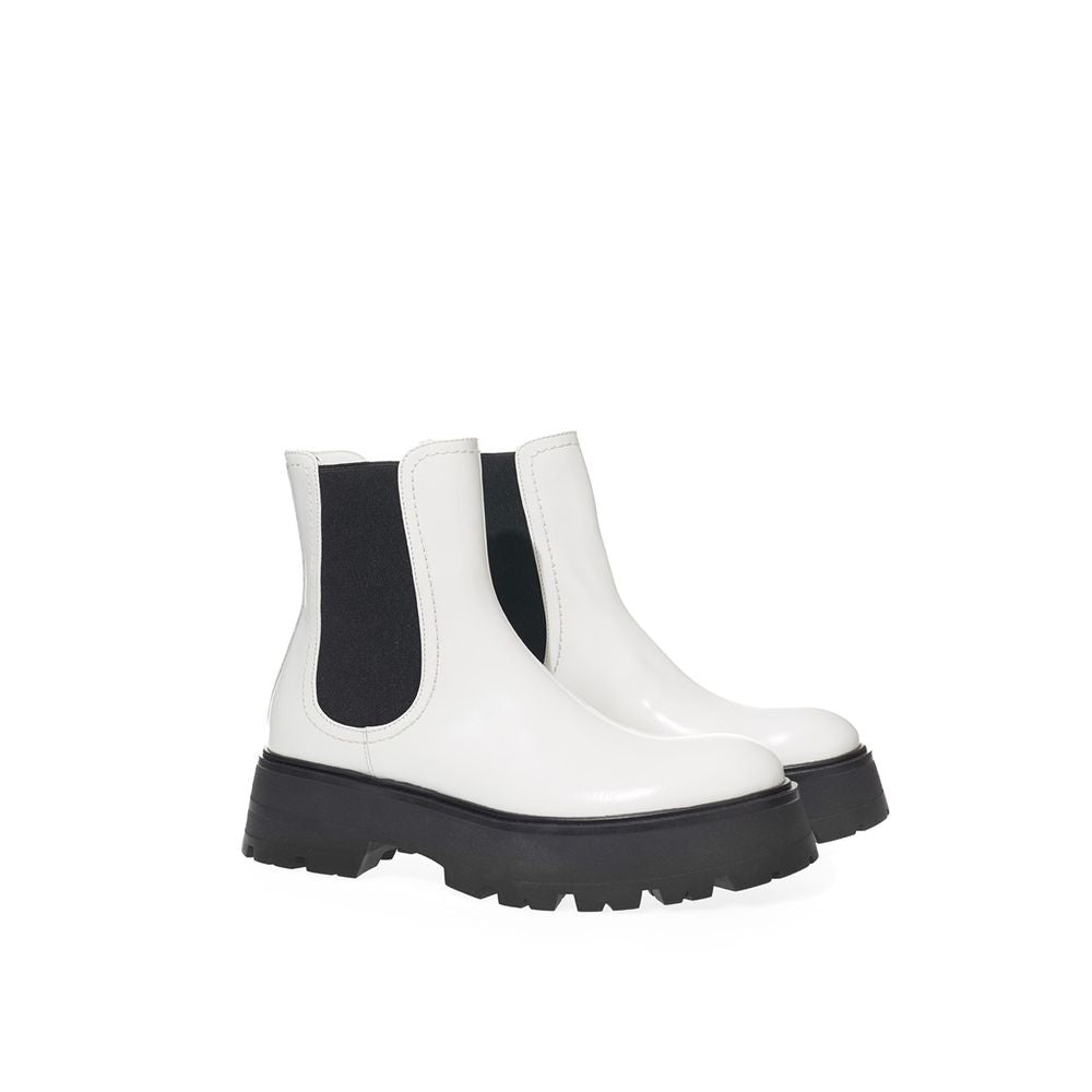 Schwarz-weißer Lederstiefel