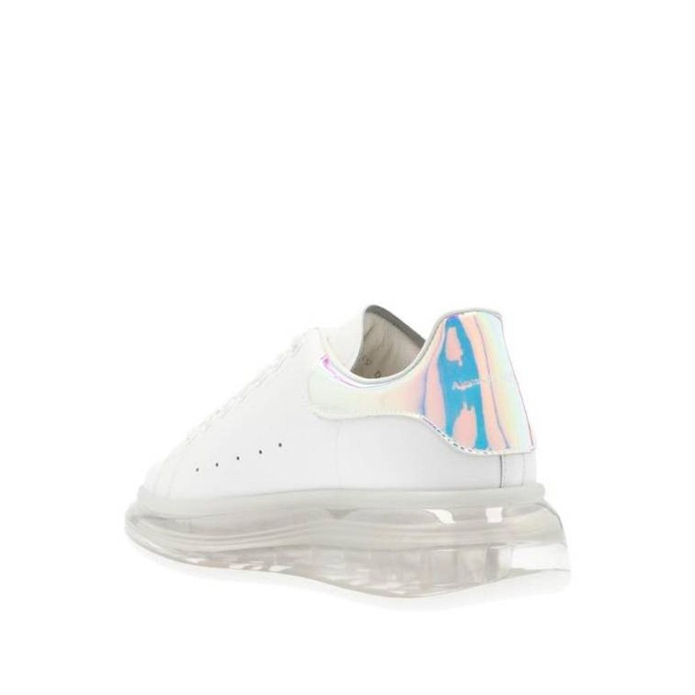 Übergroße Turnschuhe