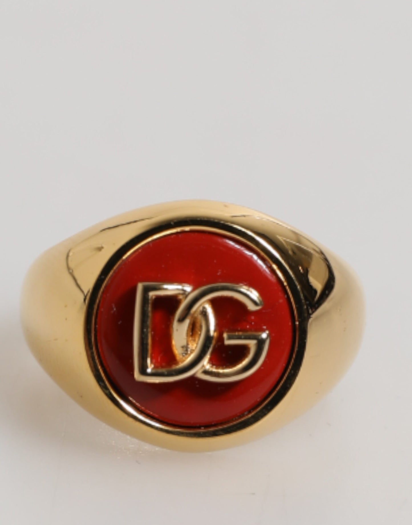Goldfarbener Herrenring aus echtem Messing mit rotem DG-Logo