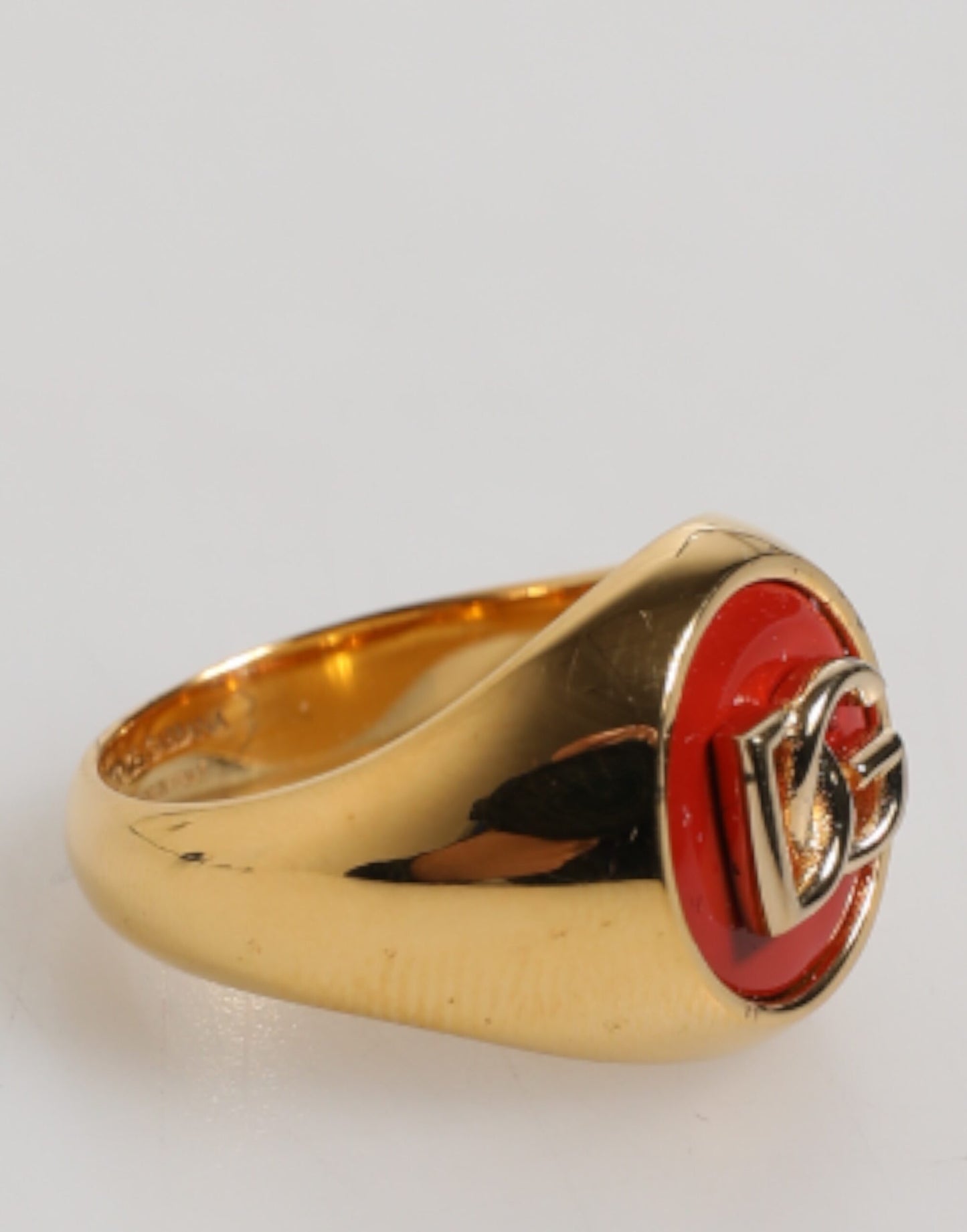 Goldfarbener Herrenring aus echtem Messing mit rotem DG-Logo