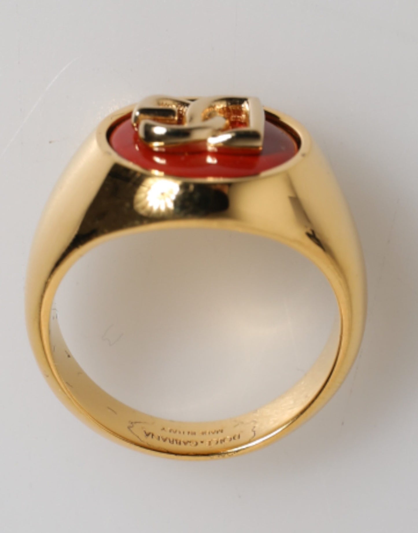 Goldfarbener Herrenring aus echtem Messing mit rotem DG-Logo
